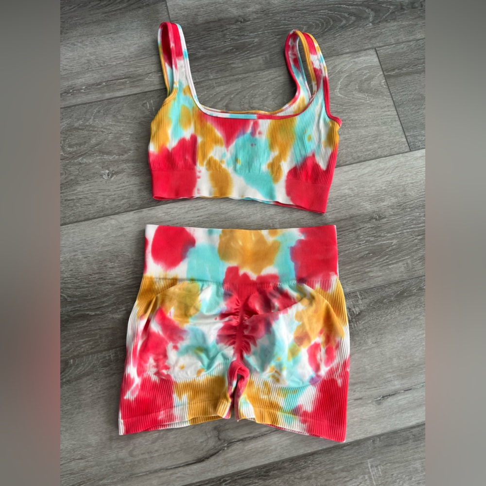 Size large scrunch butt workout set